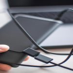 Jak naładować telefon bez ładowarki?